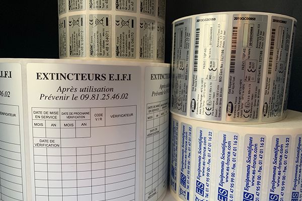 étiquette adhésive en rouleau destinée à un repiquage